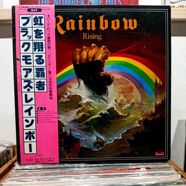 🌈RAINBOW – RISING
🇯🇵Edición japonesa en vinilo
Una joya del hard rock clásico
Incluye Obi + Inserto
Usado en excelente estado
$45.000

La obra maestra de 1976 con Ronnie James Dio y Ritchie Blackmore.
Incluye los épicos Stargazer y A Light in the Black.
Esta edición japonesa trae sonido premium, arte deluxe y la codiciada obi strip.

Para fans del rock que saben lo que buscan.
Edición limitada – ¡pieza de colección!

Disponible en @blackvinylcl
Consultas por DM o WhatsApp 9 3122 4209

Envíos a todo Chile 
Retiro en tienda de Providencia 
📌Av. Nueva Providencia 2260 L 103
Galería Las Terrazas de Providencia 
Metro Los Leones 

#Rainbow #Rising #VinylAddict #RockClásico #RonnieJamesDio #RitchieBlackmore #ViniloJapones #EdiciónLimitada #BlackVinyl #DisqueriaBlackVinyl #Vinilos #Providencia